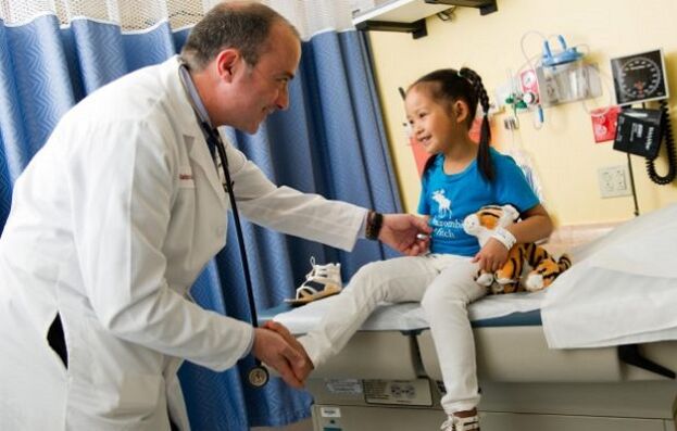 arst vaatab üle puusaliigese artroosiga lapse
